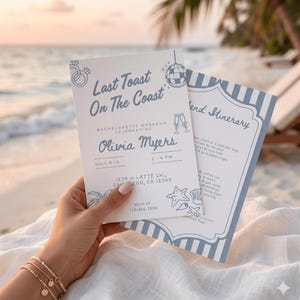 Puede incluir: Dos tarjetas de invitación azul claro y blanco con el texto "Last Toast On The Coast" y "Weekend Itinerary". Las tarjetas incluyen ilustraciones de una bola de discoteca, anillos, copas de champán y conchas marinas. Las tarjetas se sostienen frente a una playa.