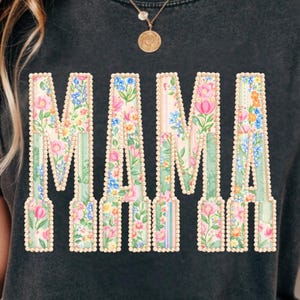 Mamá Floral Perla PNG, Camisa universitaria retro con cuentas coquetas para mamá, Diseño de sublimación de letras florales de patchwork