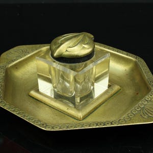 Antik mässingsbläckhorn med kristallkruka, jugendstil, cirka 1890-1920, skrivbordsdekoration, vintage skrivset