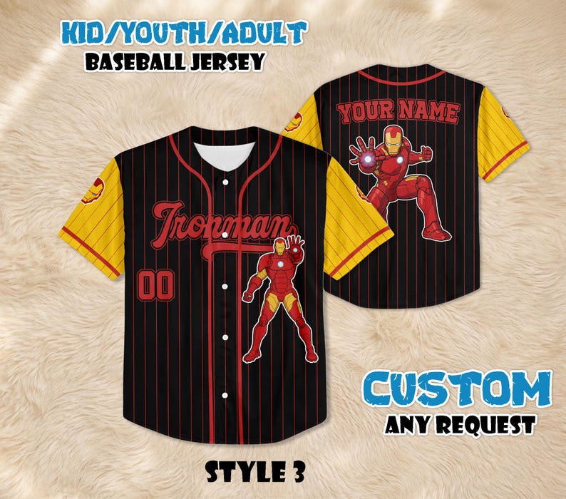 Puede incluir: Camiseta de b&eacute;isbol negra con finas rayas rojas, mangas amarillas y un gr&aacute;fico de Iron Man. La camiseta presenta el texto "Ironman" y el n&uacute;mero "00" en la parte delantera. La parte posterior de la camiseta tiene el texto "YOUR NAME".