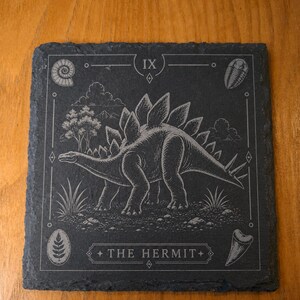 Juego de posavasos y expositor de pizarra con temática de tarot y dinosaurios. imagen 5