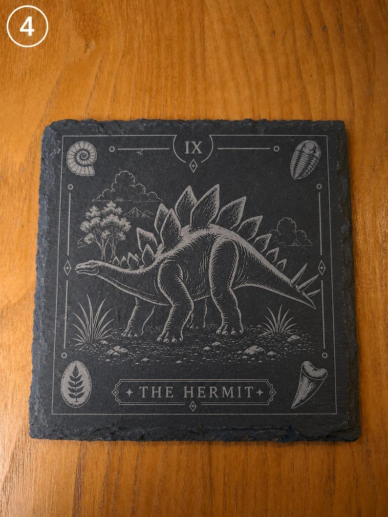 Juego de posavasos y expositor de pizarra con temática de tarot y dinosaurios. imagen 5