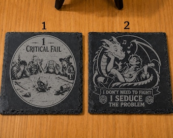Könnte beinhalten: Zwei quadratische Untersetzer aus schwarzem Schiefer mit Gravur. Untersetzer 1 zeigt eine Gruppe von Fantasy-Figuren an einem Tisch mit dem Text "1 CRITICAL FAIL". Untersetzer 2 zeigt einen Drachen und einen Barden mit dem Text "I DON'T NEED TO FIGHT I SEDUCE THE PROBLEM".
