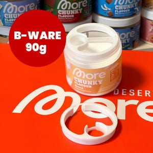 Könnte beinhalten: Ein weißer Kunststoffbehälter mit More Chunky Flavour Neutral Aromapulver und einem 90g B-WARE Etikett. Der Behälter hat einen weißen Deckel mit integriertem Messlöffel und ein separates weißes Kunststoffringteil auf einer orangen Fläche.