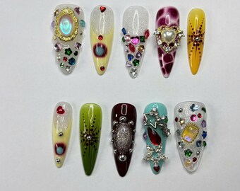 Unghie finte Maximalist Gem Press On / Strass colorati, perle, cornice cromata e design astratto / Set di unghie lunghe a mandorla di lusso / 03031