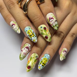 Uñas postizas verdes con diseño de abeja y hongo pintadas a mano, con forma de almendra y un bonito estampado floral en 3D. Regalo ideal para ella/26033
