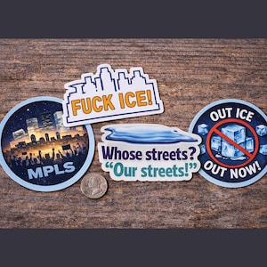 以下が含まれることがあります： 政治的なメッセージが書かれたステッカーのコレクション。1つのステッカーには、都市のスカイラインの上に「FUCK ICE！」と書かれています。別のステッカーには「Whose streets? Our streets!」と書かれています。3つ目のステッカーには「OUT ICE OUT NOW！」と書かれており、4つ目には「MPLS」と書かれています。