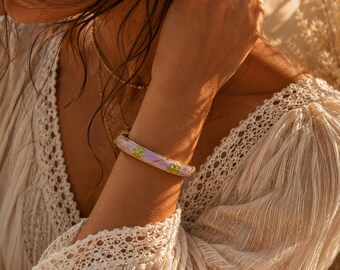 Bracciale rigido in acciaio inossidabile con motivo floreale viola e verde – Bracciale boho originale – Gioielli da donna di tendenza – Regalo estivo per donne