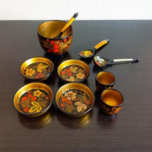 Coffret souvenir vintage russe en bois, orné de motifs Khokhloma peints à la main. Fabriqué par AOT « Tambovmebel » (Russie), années 1990.