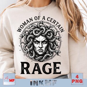 Puede incluir: Sudadera beige con un diseño en blanco y negro de Medusa con serpientes en el pelo, rodeada por las palabras "WOMAN OF A CERTAIN" arriba y "RAGE" abajo. El diseño está centrado en la parte delantera.