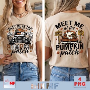 Może przedstawiać: Beżowy t-shirt z grafiką ciężarówki przewożącej ducha, dynie i słoneczniki. Napis brzmi "MEET ME at the PUMPKIN patch" wraz ze znakami "HAY RIDES" i "APPLE CIDER". Projekt zawiera jesienne liście oraz wzory na literach i elementach grafiki.