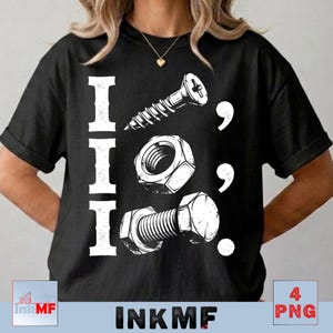 Op de afbeelding: Een zwart T-shirt met korte mouwen en een wit grafisch ontwerp. De opdruk toont de letter I drie keer verticaal, gevolgd door een schroef, een moer en een bout, met leestekens waaronder komma's en een punt aan de rechterkant geplaatst.