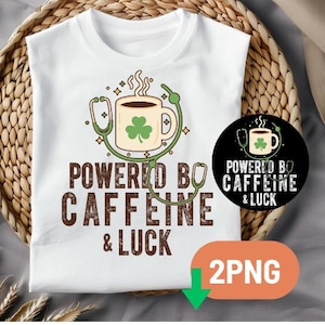 Może przedstawiać: Biała koszulka z grafiką filiżanki do kawy z koniczyną, stetoskopem i napisem "Powered by Caffeine & Luck". Okrągła grafika z boku powtarza wzór. Pomarańczowo-zielona grafika z napisem "2PNG" znajduje się na dole.