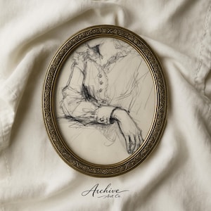 Könnte beinhalten: Ein ovaler, antiker goldfarbener Rahmen mit einer Bleistiftskizze des Oberkörpers und Arms einer Person. Die Skizze zeigt Kleidung und eine Hand. Der Rahmen liegt auf weißem, strukturiertem Stoff. Der Text "Archive Art Co." befindet sich unten.