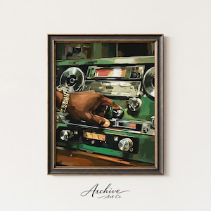 Op de afbeelding: Een ingelijste kunstdruk toont een vintage groene bandrecorder. Een hand met een gouden horloge stelt een knop op de machine af. Het kunstwerk heeft een retro esthetiek, met de tekst "Archive Art Co." rechtsonder.