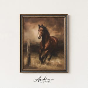 Puede incluir: Obra de arte enmarcada de estilo vintage que representa un caballo marrón corriendo por un campo. El caballo tiene una mancha blanca y se encuentra sobre un fondo sepia con una valla de madera. La obra está enmarcada en un marco negro y dorado.