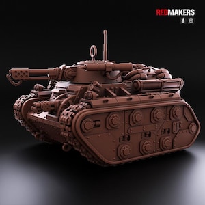 Può includere: Un modello di carro armato in miniatura marrone dotato di torretta rotante con cannone principale, arma secondaria montata frontalmente e cingoli dettagliati. Il corpo del carro include vari componenti meccanici, tubi e un'antenna. Il testo recita REDMAKERS.
