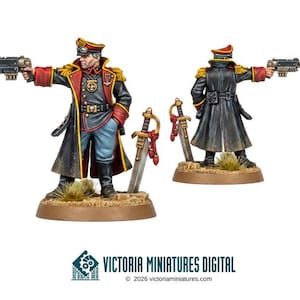 Puede incluir: Dos vistas de una figura miniatura de oficial pintada que lleva un abrigo largo negro y rojo con charreteras doradas, una gorra de plato y pantalones azul claro. La figura sostiene una pistola negra y está junto a una espada con borla.