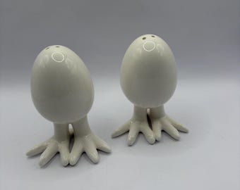 Vintage Egg Shaped Salt and Pepper Shakers • Chicken Feet Shakers • Novelty Farmhouse Kitchen Decor • Cute Ceramic S&P Set