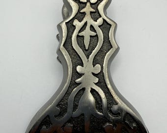 Pinza de resorte de hierro fundido vintage • Pinza para papel industrial antigua • Herrajes rústicos de granja • Pinza de metal primitiva • Decoración con herramientas antiguas