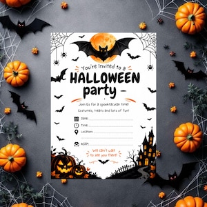 Könnte beinhalten: Eine rechteckige Halloween-Party-Einladungskarte mit einem großen orangefarbenen Mond, einer schwarzen Fledermaus, Spinnenweben und der Silhouette eines Spukhauses. Der Text lautet: You're Invited to a HALLOWEEN party, Join us for a spooktacular time! Costumes, treats and lots of fun!