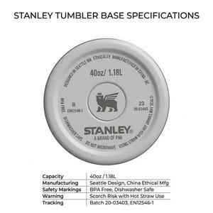 Puede incluir: Primer plano de la base de un vaso Stanley. La base blanca muestra el logotipo de la marca y especificaciones, incluyendo una capacidad de 1,18L. Libre de BPA y apto para lavavajillas. El texto "STANLEY TUMBLER BASE SPECIFICATIONS" est&aacute; en la parte superior.
