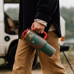 Puede incluir: Un juego de tres tazas de cer&aacute;mica con un acabado moteado y mate. Las tazas son de color crema, gris claro y gris oscuro. Cada taza tiene un dise&ntilde;o simple y minimalista, ideal para caf&eacute; o t&eacute;.