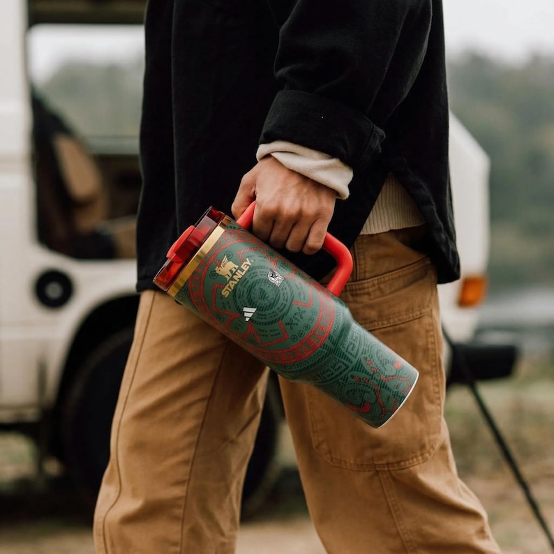 Puede incluir: Un juego de tres tazas de cer&aacute;mica con un acabado moteado y mate. Las tazas son de color crema, gris claro y gris oscuro. Cada taza tiene un dise&ntilde;o simple y minimalista, ideal para caf&eacute; o t&eacute;.