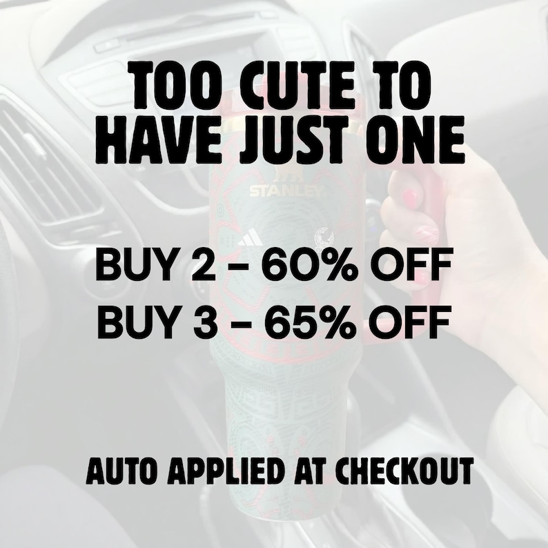 Puede incluir: Un vaso Stanley verde y rojo con el texto "TOO CUTE TO HAVE JUST ONE". Tambi&eacute;n es visible el texto "BUY 2 - 60% OFF" y "BUY 3 - 65% OFF". Las palabras "AUTO APPLIED AT CHECKOUT" est&aacute;n en la parte inferior.