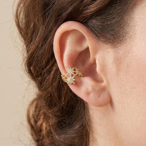 18K Gold Filled Snowflake Ear Cuff, CZ Star Ear Cuff No Piercing, Celestial Ear Wrap, Dainty Winter Jewelry, Minimalist Gift For Her