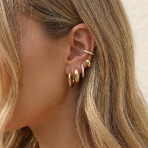 Ensemble de boucles d'oreilles créoles Huggie en plaqué or 18 carats, ornées de zirconiums cubiques, style minimaliste et imposant, idéal pour le cartilage. Un bijou à offrir au quotidien.