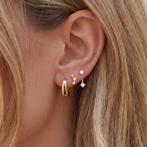 Conjunto de pendientes de aro pequeños con circonitas cúbicas y baño de oro de 18 quilates, delicados pendientes de botón con diamantes, conjunto minimalista de pendientes de oro, joyería para cartílago