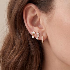 18KゴールドフィルドCZイヤリングセット、ドロップクリスタルイヤリング、花柄スタッドイヤリング、ハギーフープイヤリング、イヤースタックセット