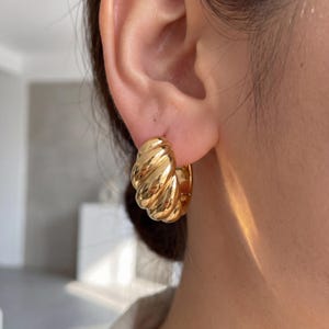 Pendientes de aro retorcidos chapados en oro de 18 quilates, aros gruesos tipo cuerda, pendientes de aro grandes de oro, joyería minimalista llamativa, regalo moderno para ella.