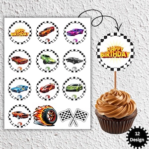 Könnte beinhalten: Ein Bogen mit Cupcake-Toppern zum Thema Rennwagen und ein dekorierter Cupcake. Die Topper zeigen verschiedene Rennwagen in Kreisen mit einem karierten Flaggenrand. Ein Topper sagt "Happy Birthday". Der Cupcake hat Schokoladenfrosting und einen Topper.