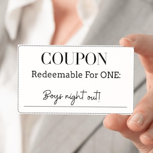 Könnte beinhalten: Ein weißer Gutschein mit dem Wort "COUPON" in fetten schwarzen Buchstaben. Der Text "Redeemable For ONE: Boys night out!" ist ebenfalls auf dem Gutschein aufgedruckt. Der Gutschein wird von einer Person gehalten.