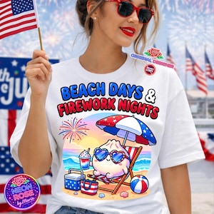 Könnte beinhalten: Weißes T-Shirt mit dem Text "Beach Days & Firework Nights" und einer Cartoon-Strandszene. Die Szene zeigt einen Knödel-Charakter mit herzförmiger Sonnenbrille, einen Sonnenschirm und eine Kühlbox. Im Hintergrund sind amerikanische Flaggen zu sehen.