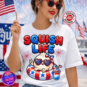 Könnte beinhalten: Weißes T-Shirt mit dem Text "SQUISH LIFE" in Rot und Blau. Die Grafik zeigt einen Cartoon-Knödel mit herzförmiger Sonnenbrille und Schleife, der auf einem rot-weiß-blauen Schwimmring schwimmt. Patriotisches Thema.