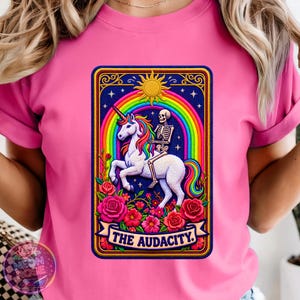 L'audace PNG, squelette de licorne sarcastique PNG, motif de patch brodé, graphique de carte de tarot rétro, chemise arc-en-ciel gothique drôle PNG