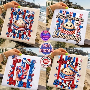 Könnte beinhalten: Eine Kollektion aus vier weißen und cremefarbenen T-Shirts mit patriotischen Grafikdesigns. Die Drucke zeigen Illustrationen von Teigtaschen in Bambusdämpfern, rot-weiß-blaue Eis am Stiel, Sterne, Streifen und Texte wie Stars Stripes & Dumpling Vibes, All American Dumpling und Red White & Squishy.