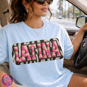 Camiseta Latina PNG, Aplique de Couro Sintético com Estampa Latina, Letras Latinas em Xadrez Rosa, Aplique de Estampa de Zebra com Estampa Latina, Camiseta Latina Moderna