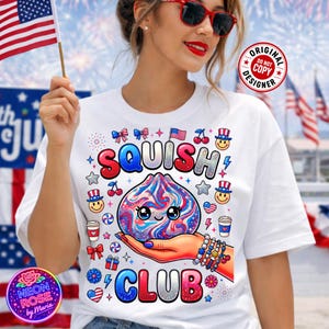 Könnte beinhalten: Weißes T-Shirt mit einem farbenfrohen "Squish Club"-Grafik. Das Design zeigt ein Cartoon-Dessert mit patriotischen Akzenten, Sternen und der amerikanischen Flagge. Das Shirt hat einen Rundhalsausschnitt und kurze Ärmel.