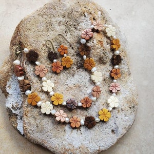 Plumerias necklace • wooden flowers • Hawaiian flower necklace • wood and pearls • necklace and earrings set • handmade •