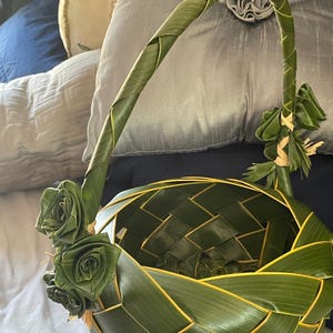 ハワイアンスタイルのフラワーガールバスケット • グリーンのフラワーガールバスケット • アイランドスタイルの結婚式 • マウイの結婚式 • ユニークなフラワーガールバスケット
