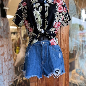 Ladies Hawaiian print camp shirt • Hawaiian blouse • tropical print • tropical colors • Hawaiian shirt • ladies collared shirt
