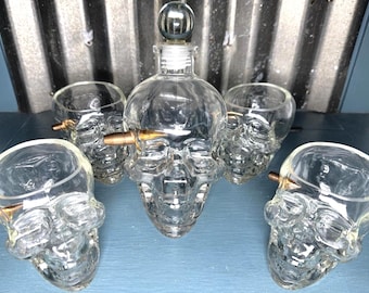 Decantador Lucky Shot calibre .50 con forma de calavera y juego de 4 vasos de whisky .308