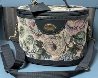 Neceser de maquillaje vintage Gloria Vanderbilt con tapiz floral, estilo cottagecore de los años 80.