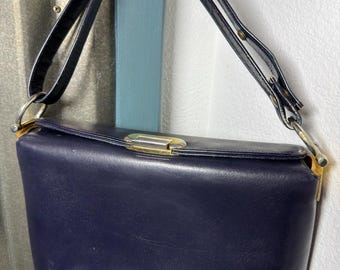 Bolso vintage Koret de piel azul marino con asa superior, estilo moderno de mediados de siglo, de la década de 1960.