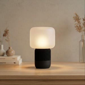Puede incluir: Un letrero de madera hecho a mano con la palabra "Bienvenido" en una fuente juguetona. El letrero presenta un fondo blanco desgastado y un marco marrón oscuro, ideal para una puerta de entrada. El letrero mide unos 30 cm de ancho.