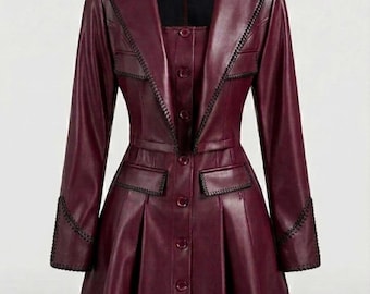 Completo in pelle a due pezzi con cuciture a punto festone: giacca corta con revers e mini abito plissettato con bottoni e cinturino.